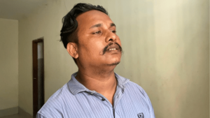শ্রেণিকক্ষে ঢুকে ষষ্ঠ শ্রেণির ছাত্রকে আছাড়, অভিভাবক আটক