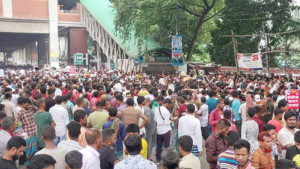 প্রতিবাদ মিছিল করে অবরোধ তুলে নিলেন ব্যাটারিচালিত রিকশাচালকরা
