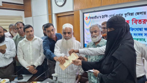 কুমিল্লায় সড়ক দুর্ঘটনায় নিহত-আহতদের ১ কোটি ২১ লাখ টাকার চেক বিতরণ