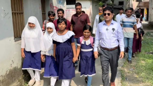 বাবাকে চা-রুটি খাইয়ে আলোচিত তুবা ফিরল স্কুলে, পাশে প্রশাসন