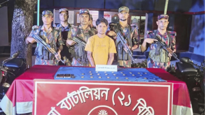 যশোর সীমান্তে ২৬ স্বর্ণের বারসহ পাচারকারী আটক