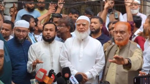 হকারদের সম্মানজনক পরিবেশ দেয়া সরকারের দায়িত্ব: বিরোধীদলীয় নেতা
